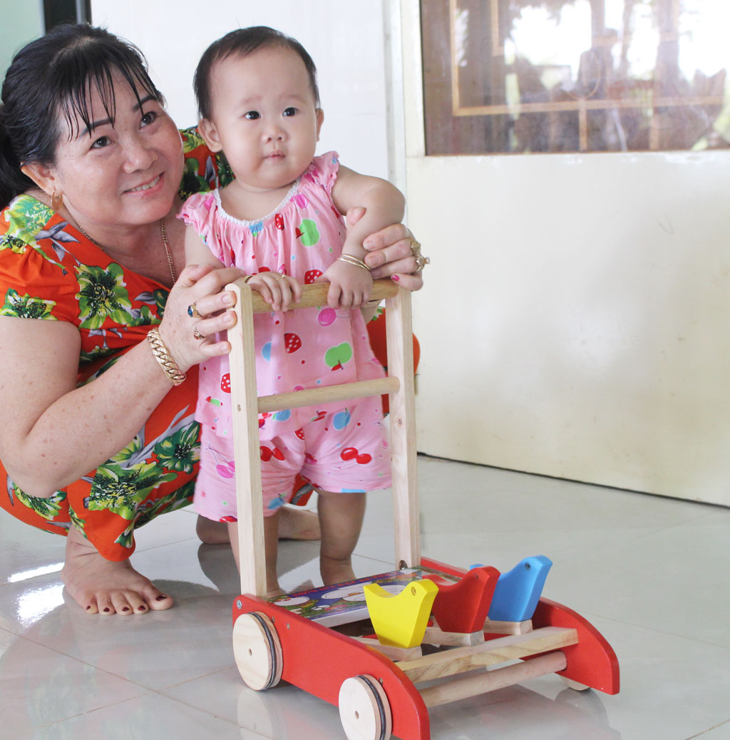 Bà Hồ Thị Mộng Tuyền chăm sóc cháu ngoại như những ngày bà chăm lo những đứa con của mình