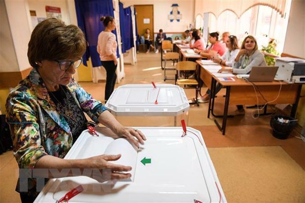 Cử tri bỏ phiếu tại điểm bầu cử ở Moskva, Nga ngày 8/9/2019. (Nguồn: AFP/TTXVN)