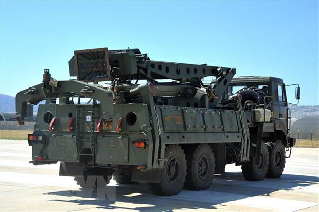 Một bộ phận của hệ thống phòng thủ tên lửa S-400 sau khi được vận chuyển xuống từ máy bay vận tải của Nga tại căn cứ không quân ở Ankara, Thổ Nhĩ Kỳ ngày 12/7/2019. (Nguồn: AFP/TTXVN)