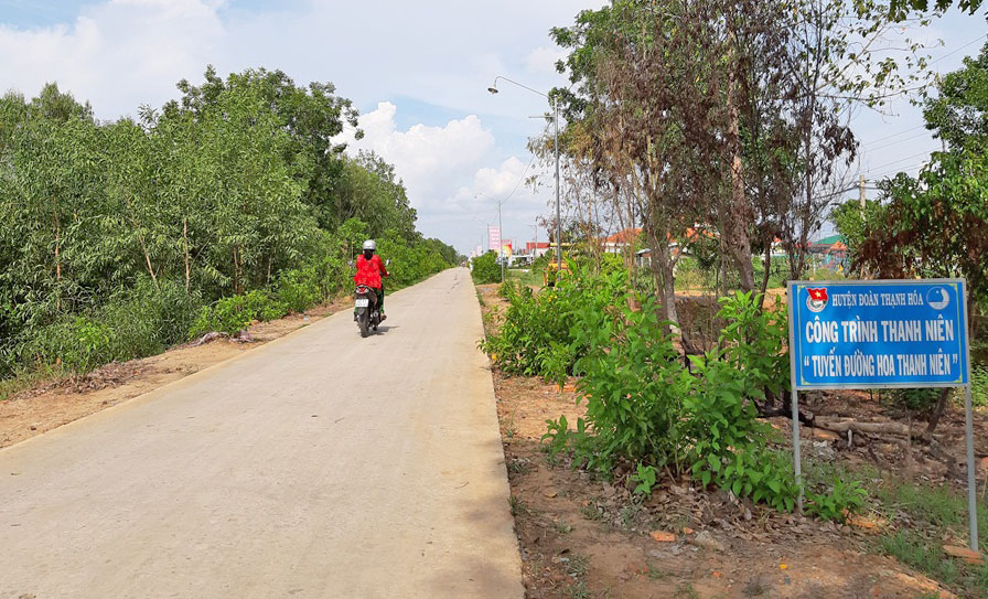 Thạnh Hóa từ một huyện có giao thông bị chia cắt, đến nay, nhiều tuyến đường nông thôn được đầu tư