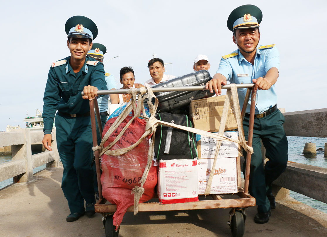 Cán bộ, chiến sĩ đảo Trường Sa Lớn vui mừng vận chuyển quà của người thân ra thăm. Phần lớn quà từ đất liền là những loại trái cây tươi, vì quanh năm, lính đảo chỉ biết mỗi quả tra, có vị chua, chát, được anh em ví von là nho đảo