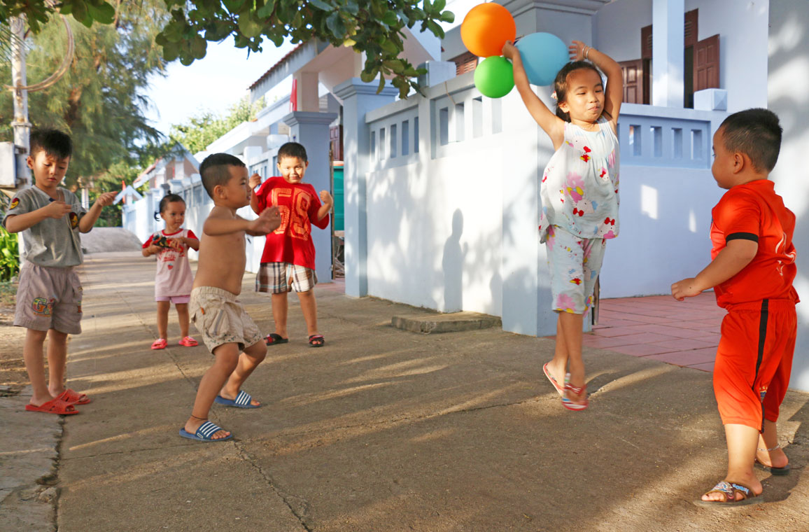 Giữa trưa, những đứa trẻ trên đảo Trường Sa lớn vẫn chơi đùa dưới bóng mát của cây tra, cây bàng vuông. Sau khi học hết cấp một, những đứa trẻ này sẽ được đưa về đất liền học tiếp chương trình phổ thông