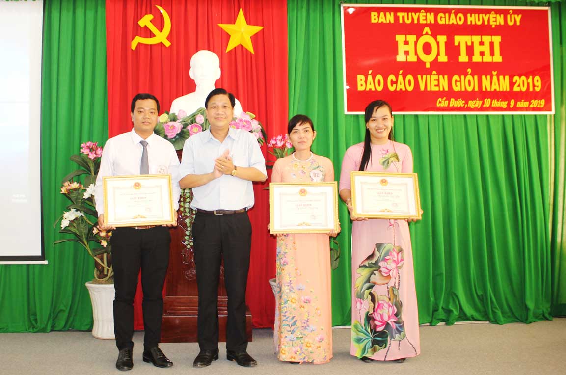 Bí thư Huyện ủy cần Đước- Nguyễn Việt Cường trao giấy khen các thí sinh đạt giải