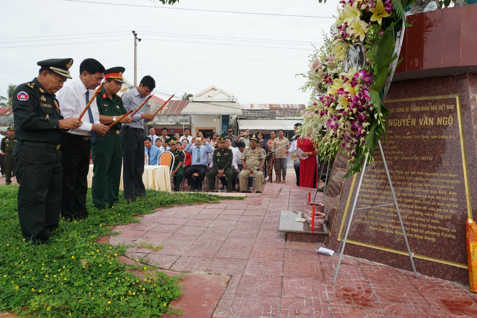 Long An - Svay Rieng: Additional cooperation agreement signed Delegates from 2 provinces take memorial photos