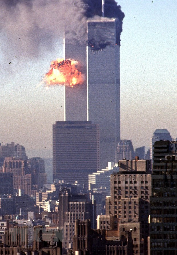 Khói lửa bốc lên từ một trong hai tòa tháp đôi của Trung tâm thương mại thế giới sau khi bị tấn công khủng bố bằng máy bay ở New York, Mỹ ngày 11/9/2001. (Ảnh: AFP/TTXVN)