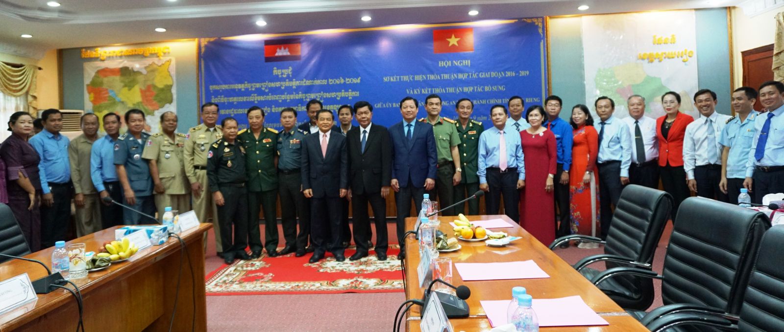 Long An - Svay Rieng: Additional cooperation agreement signed Delegates from 2 provinces take memorial photos