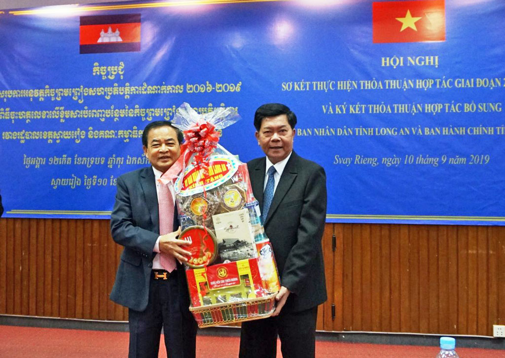 Long An - Svay Rieng: Additional cooperation agreement signed Leaders of 2 provinces present souvenirs