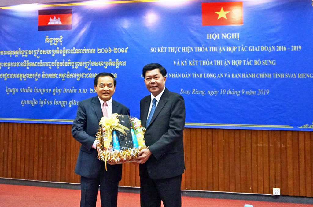 Long An - Svay Rieng: Additional cooperation agreement signed Leaders of 2 provinces present souvenirs