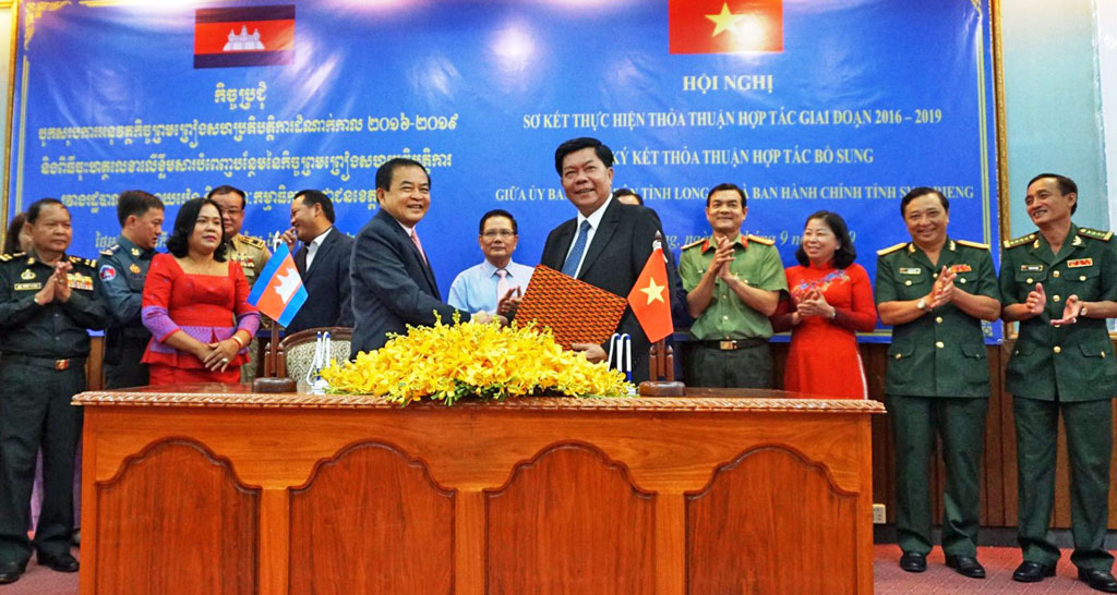 Long An - Svay Rieng: Additional cooperation agreement signed Chairman of Long An Provincial People's Committee - Tran Van Can (R) and Governor of Svay Rieng Province - Men Vibol signed an additional cooperation agreement