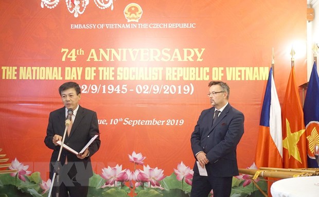 Đại sứ Việt Nam tại Séc Hồ Minh Tuấn phát biểu khai mạc. (Ảnh: Hồng Kỳ/TTXVN)
