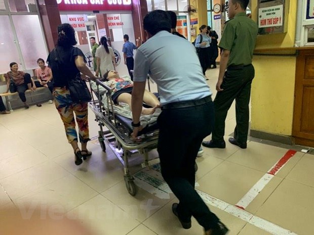 Nữ cổ động viên được đưa vào Bệnh viện Xanh Pôn. (Ảnh: Phạm Kiên/Vietnam+)