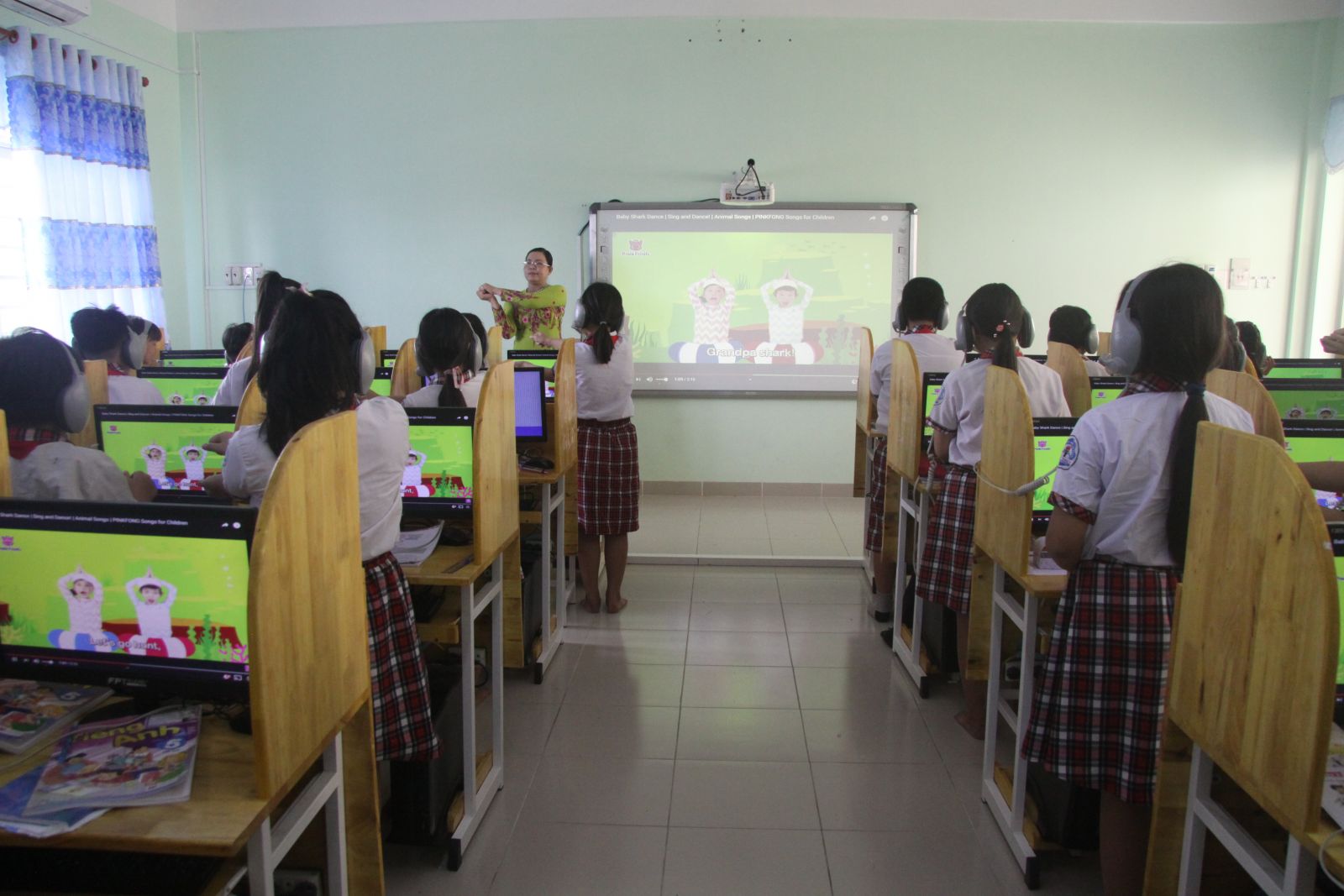 Học sinh học tập trong ngôi trường đạt chuẩn quốc gia Trường Tiểu học thị trấn Thủ Thừa, Công trình trọng điểm của huyện