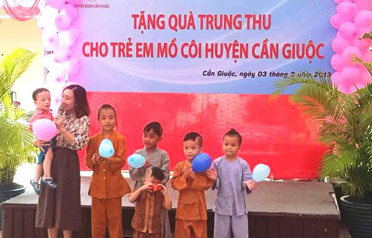 Trẻ em mồ côi trên địa bàn huyện Cần Giuộc được Huyện đoàn phối hợp tổ chức chương trình Hội trăng rằm vui tươi, ấm áp