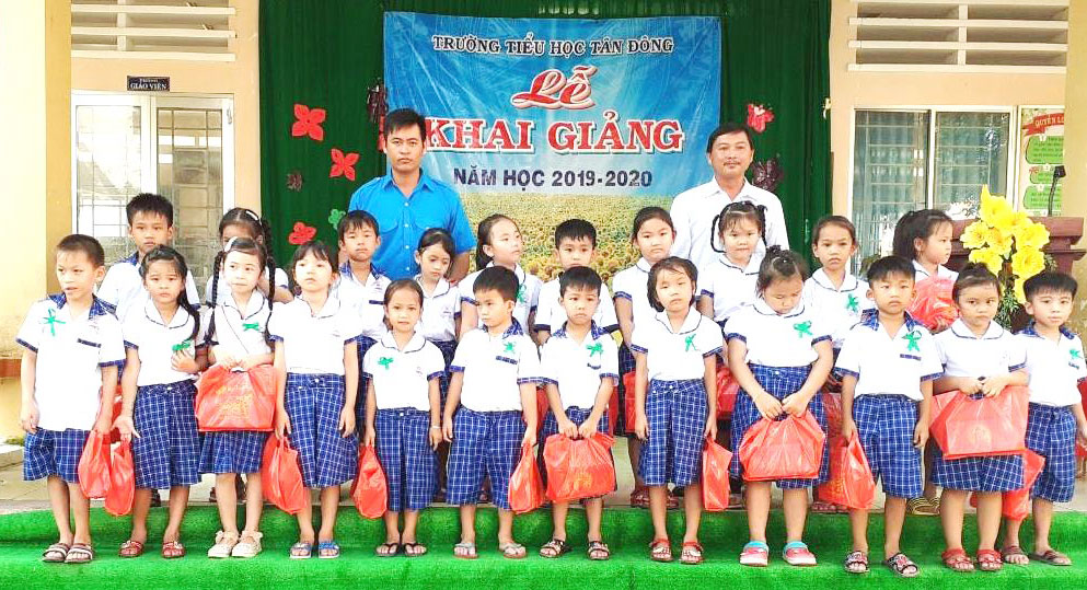 Chi đoàn cơ sở Trung tâm Hoạt động Thanh, thiếu nhi tỉnh tổ chức tặng các em nhỏ những phần quà trung thu ý nghĩa