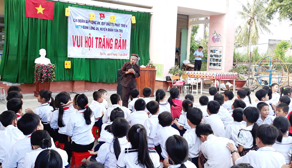 Ngoài được trao quà trung thu, năm nay, nhiều em thiếu niên, nhi đồng trong tỉnh còn tham gia trò chơi vui nhộn; trả lời các câu hỏi đố vui có thưởng của chú Cuội, chị Hằng Nga