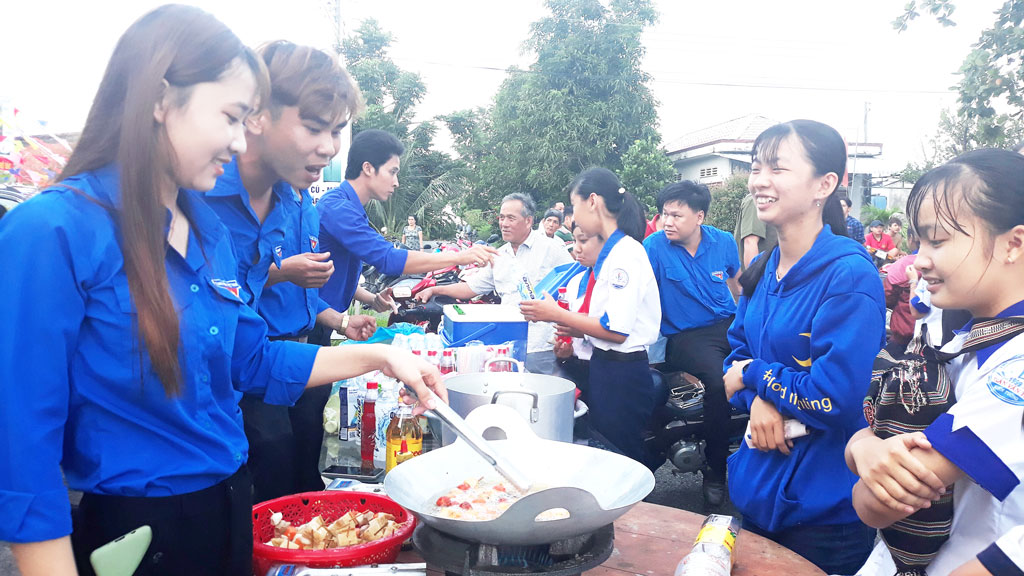 Gian hàng ẩm thực của thanh niên ủng hộ Quỹ học bổng Thắp sáng ước mơ cho những học sinh nghèo vượt khó, học giỏi