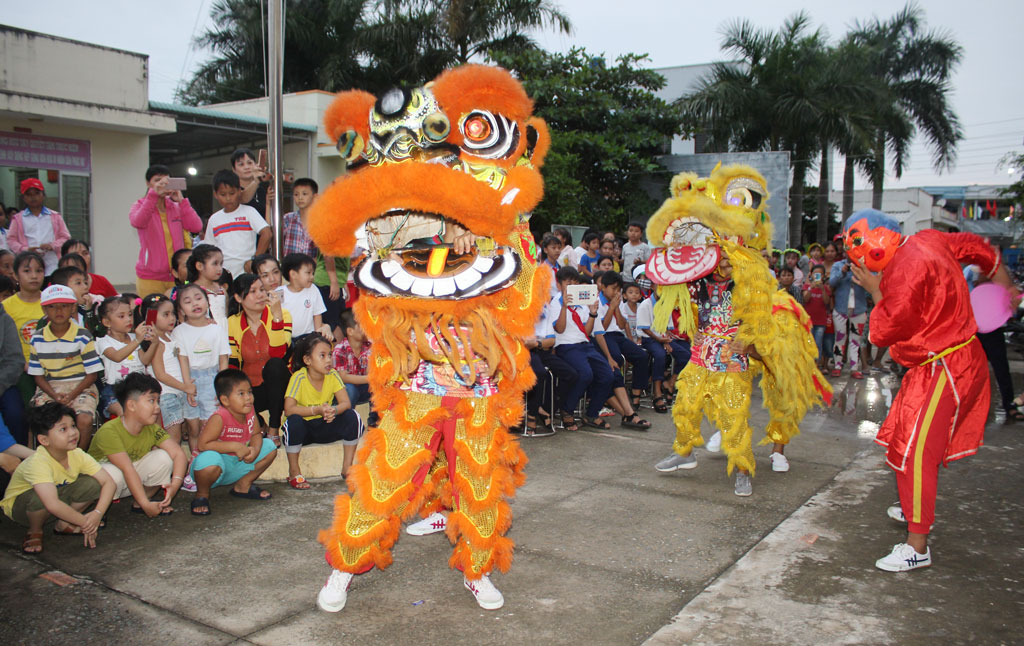 Tiết mục múa lân tại buổi tặng quà Tết Trung thu tại xã Long Hựu Tây, huyện Cần Ðước