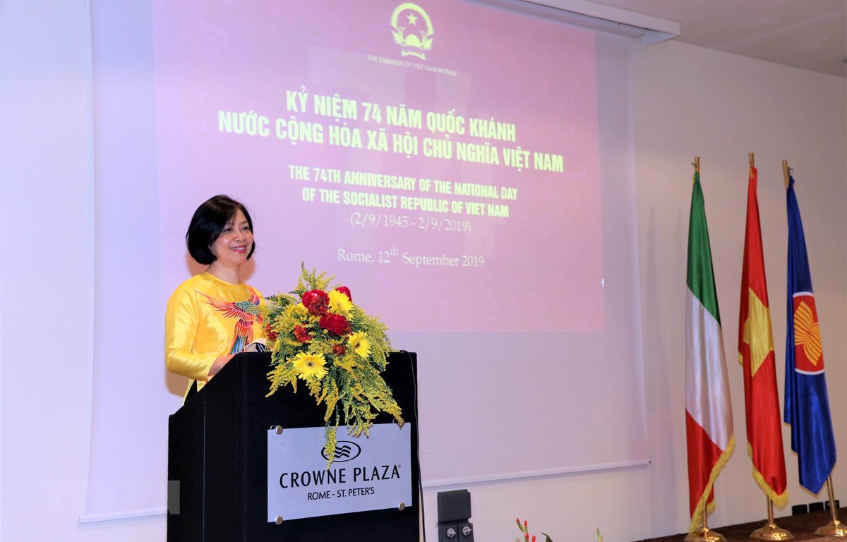 Trong ảnh: Đại sứ Việt Nam tại Italy Nguyễn Thị Bích Huệ phát biểu tại buổi lễ. (Ảnh: Hải Linh - TTXVN/Vietnam+)