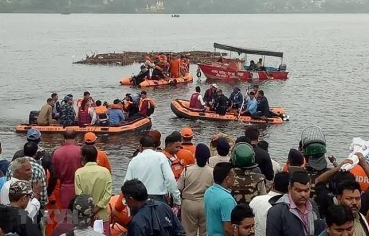 Lực lượng cứu hộ tìm kiếm nạn nhân sau vụ lật thuyền trên hồ thành phố Bhopal, Ấn Độ, ngày 13/9/2019. (Nguồn: News Bharati/TTXVN)