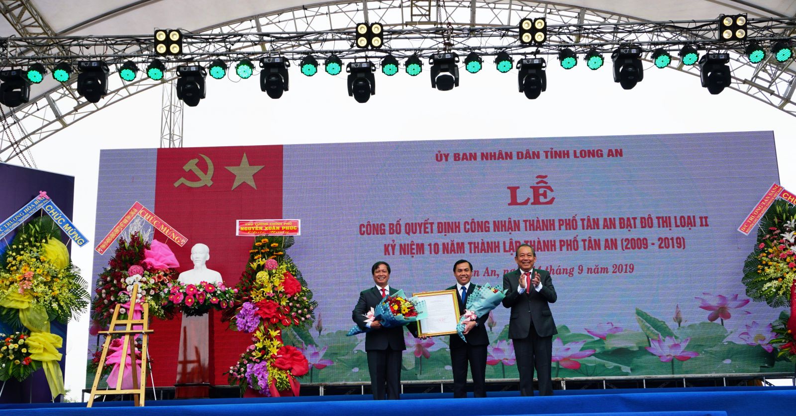 Standing Deputy Prime Minister - Truong Hoa Binh attends the ceremony to recognize Tan An City as a grade-II urban and celebrate its 10th anniversary