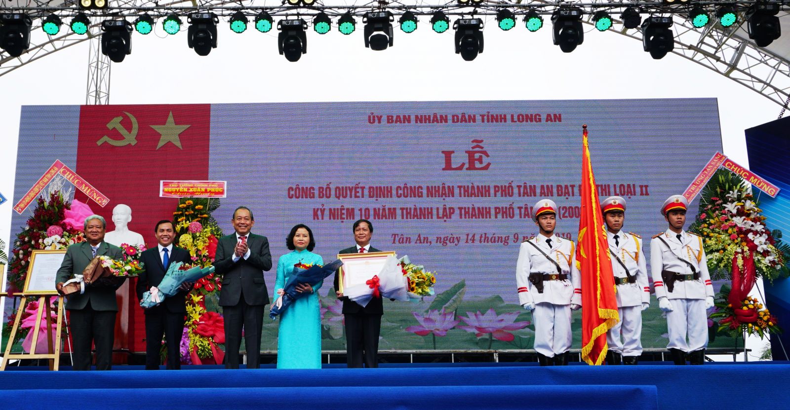 Standing Deputy Prime Minister - Truong Hoa Binh attends the ceremony to recognize Tan An City as a grade-II urban and celebrate its 10th anniversary