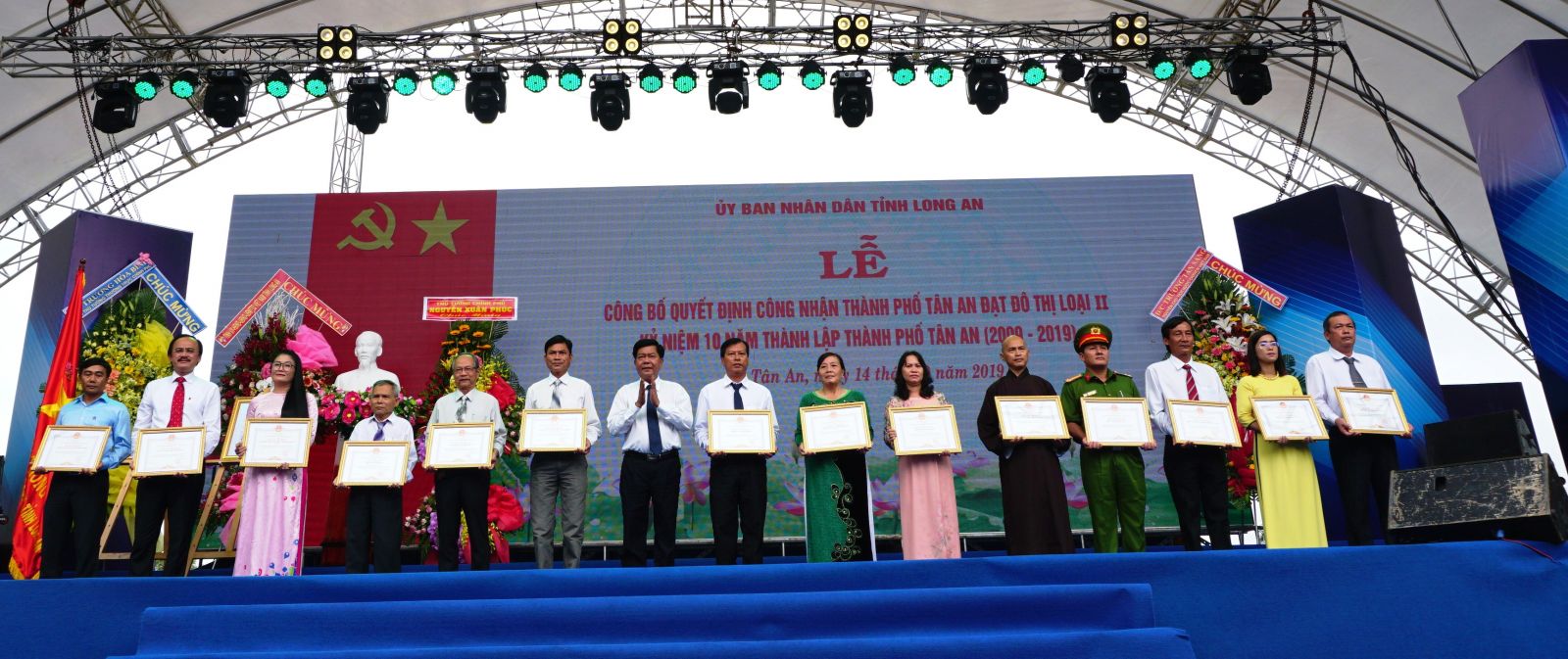Standing Deputy Prime Minister - Truong Hoa Binh attends the ceremony to recognize Tan An City as a grade-II urban and celebrate its 10th anniversary