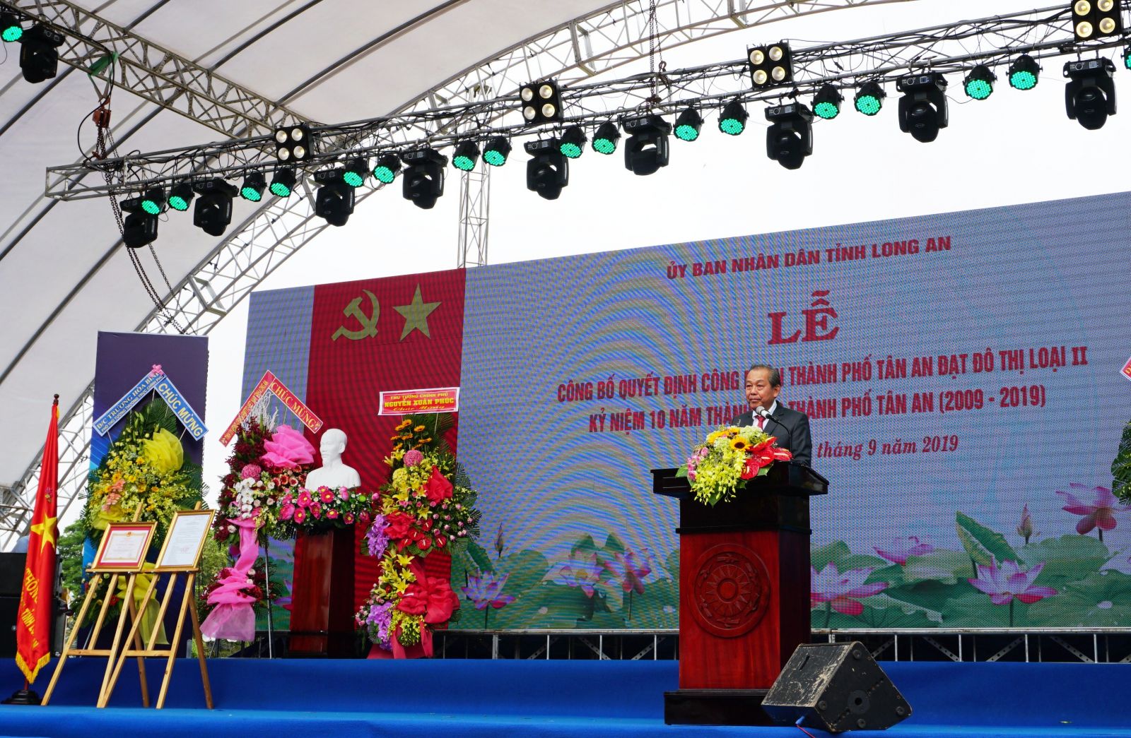 Standing Deputy Prime Minister - Truong Hoa Binh attends the ceremony to recognize Tan An City as a grade-II urban and celebrate its 10th anniversary