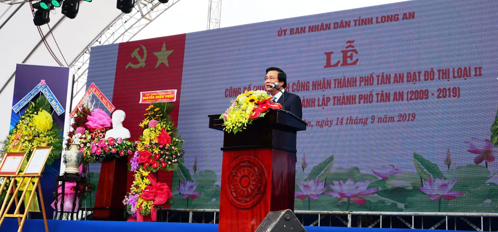 Standing Deputy Prime Minister - Truong Hoa Binh attends the ceremony to recognize Tan An City as a grade-II urban and celebrate its 10th anniversary