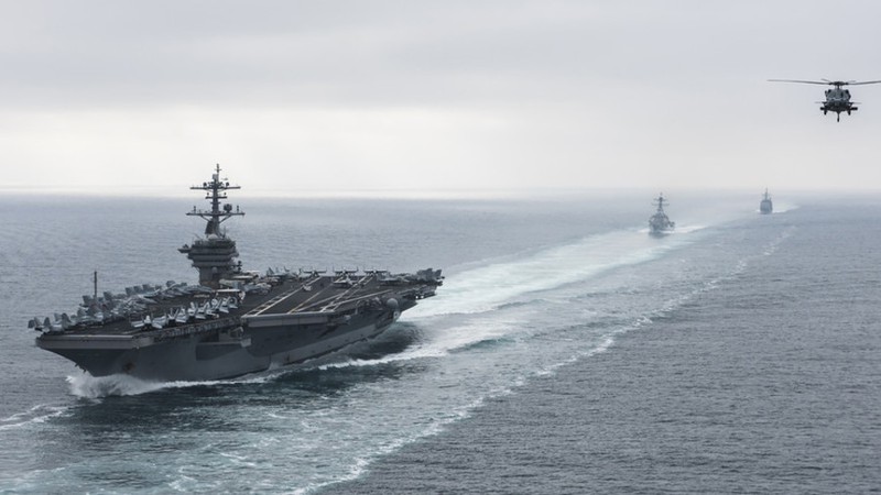 Tàu sân bay Mỹ USS Theodore Roosevelt di chuyển qua eo biển Hormuz tháng 8/2017. Ảnh: Hải quân Mỹ.