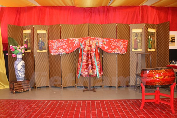 On display at the "Present from the Past" exhibition in Sydney, Australia are reconstructed Vietnamese imperial costumes. (Photo: VNA)