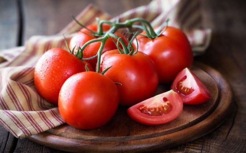 Cà chua cũng là thực phẩm chứa nhiều vitamin C và niacin. Nếu bạn duy trì được thói quen ăn cà chua mỗi ngày không chỉ có thể có tác dụng chống lão hóa mà còn làm cho làn da hồng hào và sáng bóng hơn theo thời gian.