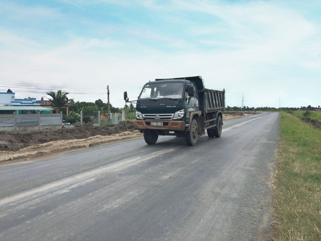 Đường tỉnh 830, đoạn qua địa bàn huyện Cần Đước đang được mở rộng nền đường