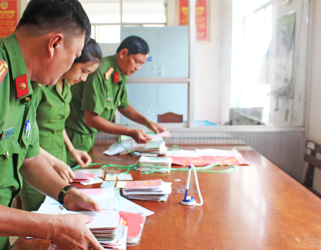 Công an phường 3, TP.Tân An thu giữ hàng trăm sổ hộ khẩu thế chấp cho đối tượng “tín dụng đen”