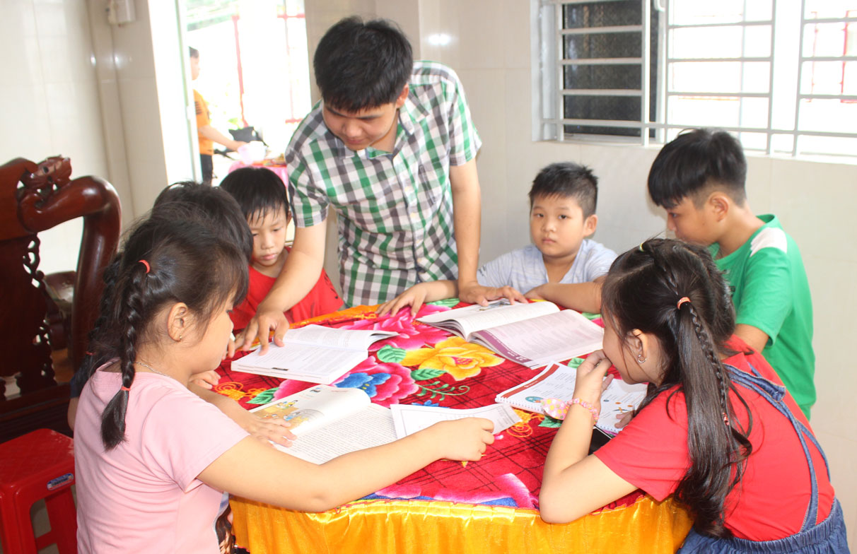 Những lúc việc học quá áp lực, Thuận (đứng) luôn có gia đình, dòng họ động viên, chia sẻ