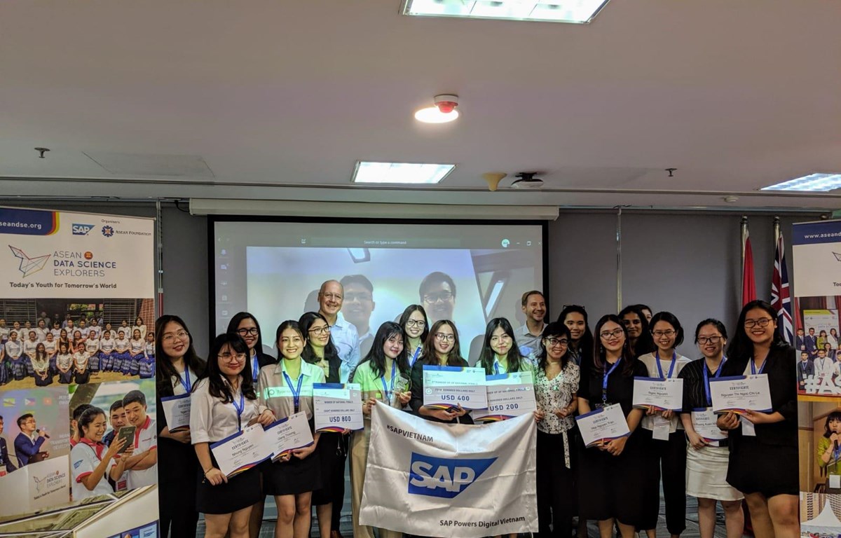 Các thí sinh tham dự vòng chung kết quốc gia ASEANDSE 2019 chụp ảnh lưu niệm với ban giám khảo và ban tổ chức cuộc thi. (Ảnh: PV/Vietnam+)