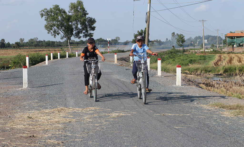 Tan Dong: Rural infrastructure built Rural roads are opened widely and spaciously