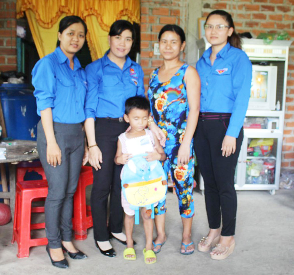 Đoàn Thanh niên xã Long Hựu Tây: Đồng hành cùng ước mơ của em Đoàn viên, thanh niên xã Long Hựu Tây đến thăm, tặng quà cho trẻ em nghèo