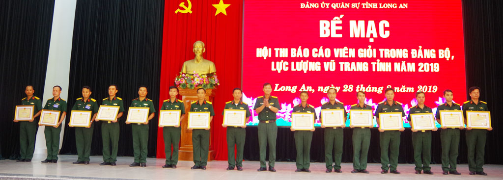 Thiếu tá Nguyễn Quốc Khánh (bìa trái) đoạt giải nhất trong Hội thi báo cáo viên giỏi lực lượng vũ trang tỉnh năm 2019
