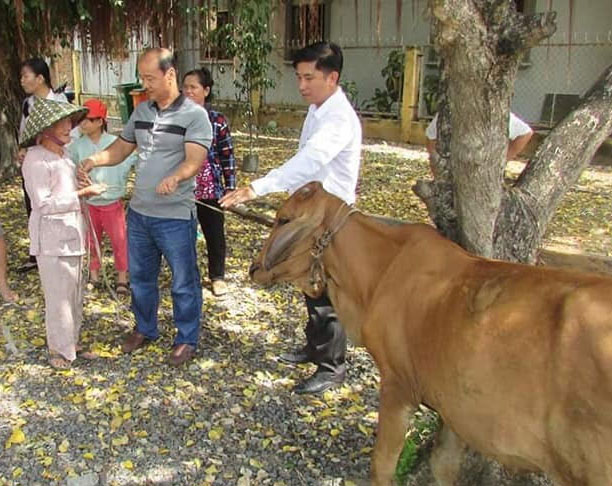 Bà Nguyễn Thị Đựng vui mừng khi nhận bò giống
