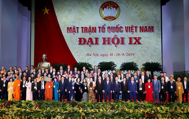 Delegates pose for a group photo at the opening ceremony of the Vietnam Fatherland Front’s 9th National Congress (Photo: VNA)