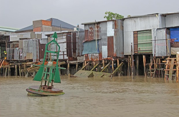 Tình trạng sạt lở bờ sông ven thị trấn Năm Căn đang trong tình trạng đặc biệt nguy hiểm, đe dọa trực tiếp đến đời sống của người dân trong khu vực. (Ảnh: Huỳnh Thế Anh/TTXVN)