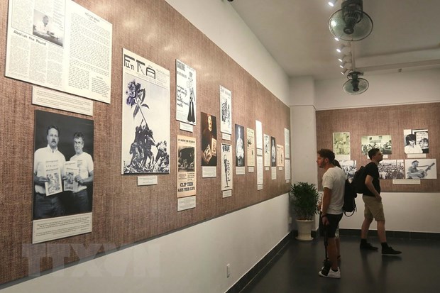 Du khách trong và ngoài nước tham quan triển lãm 'Làn sóng phản đối chiến tranh phi nghĩa của Mỹ ở Việt Nam.' (Ảnh: Thanh Vũ/TTXVN)