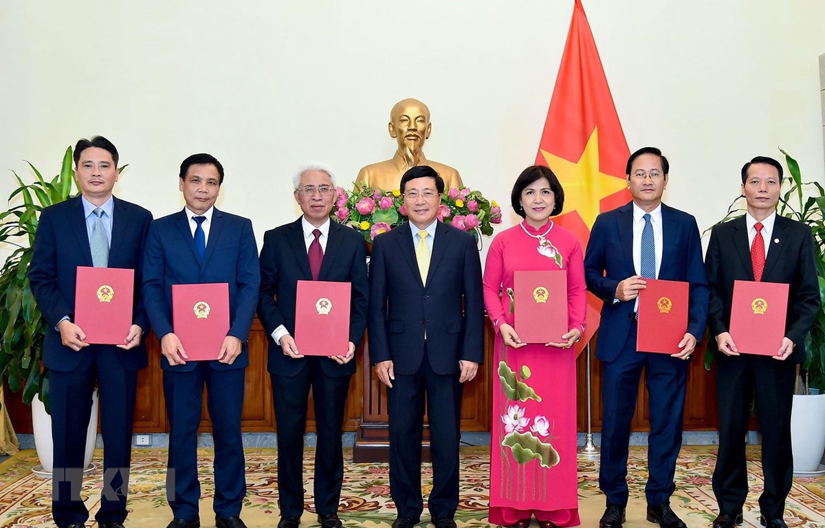 Phó Thủ tướng, Bộ trưởng Bộ Ngoại giao Phạm Bình Minh trao Quyết định bổ nhiệm các Đại sứ nhiệm kỳ 2019-2022. (Ảnh: TTXVN)