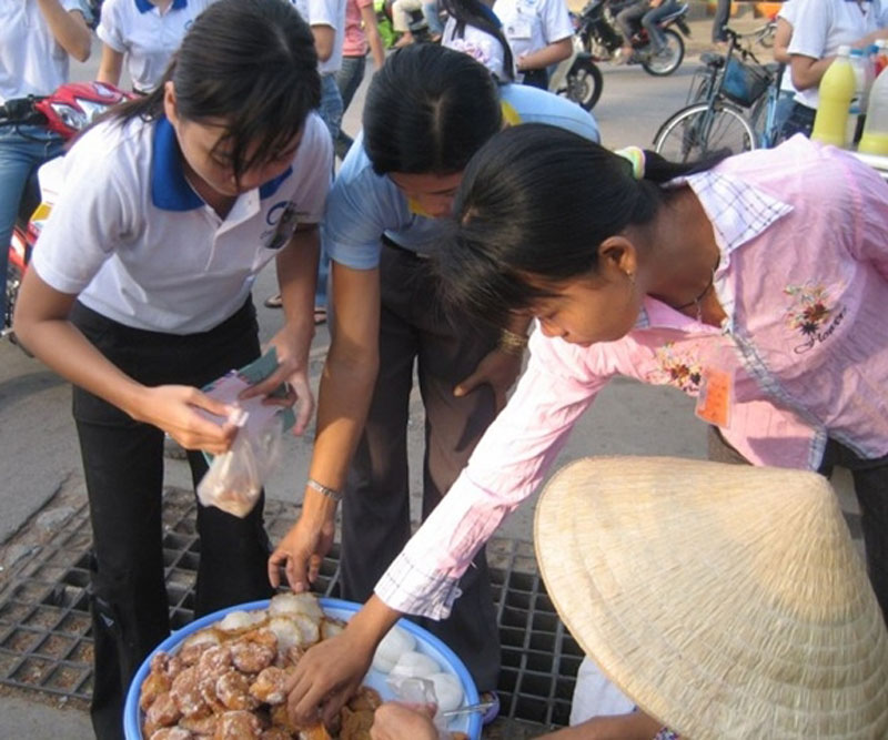 Công nhân, lao động thường chọn bữa sáng đơn giản như vài củ khoai, bánh ngọt