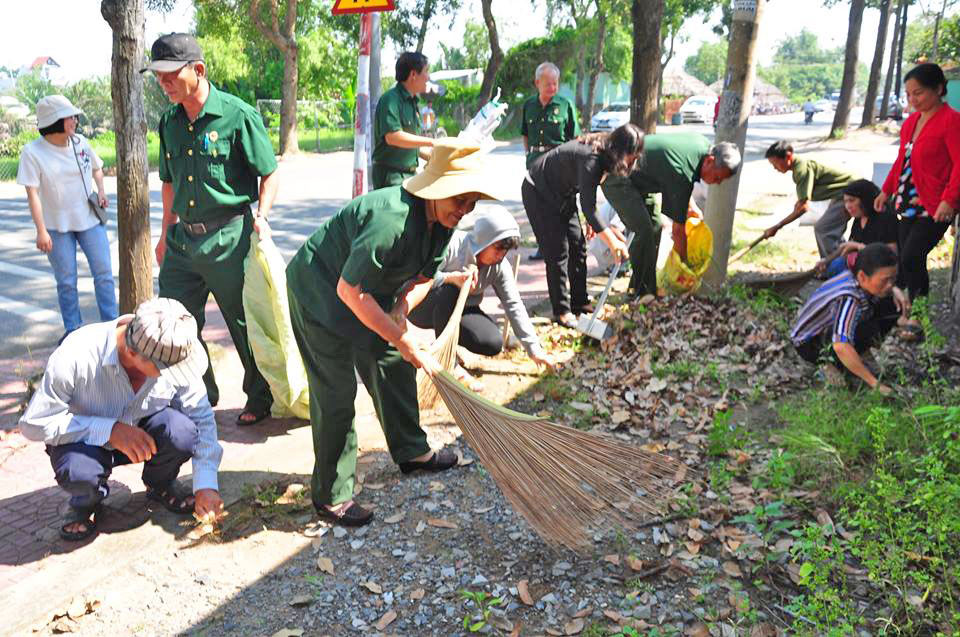 Cựu chiến binh phường 3 ra quân vệ sinh các tuyến đường