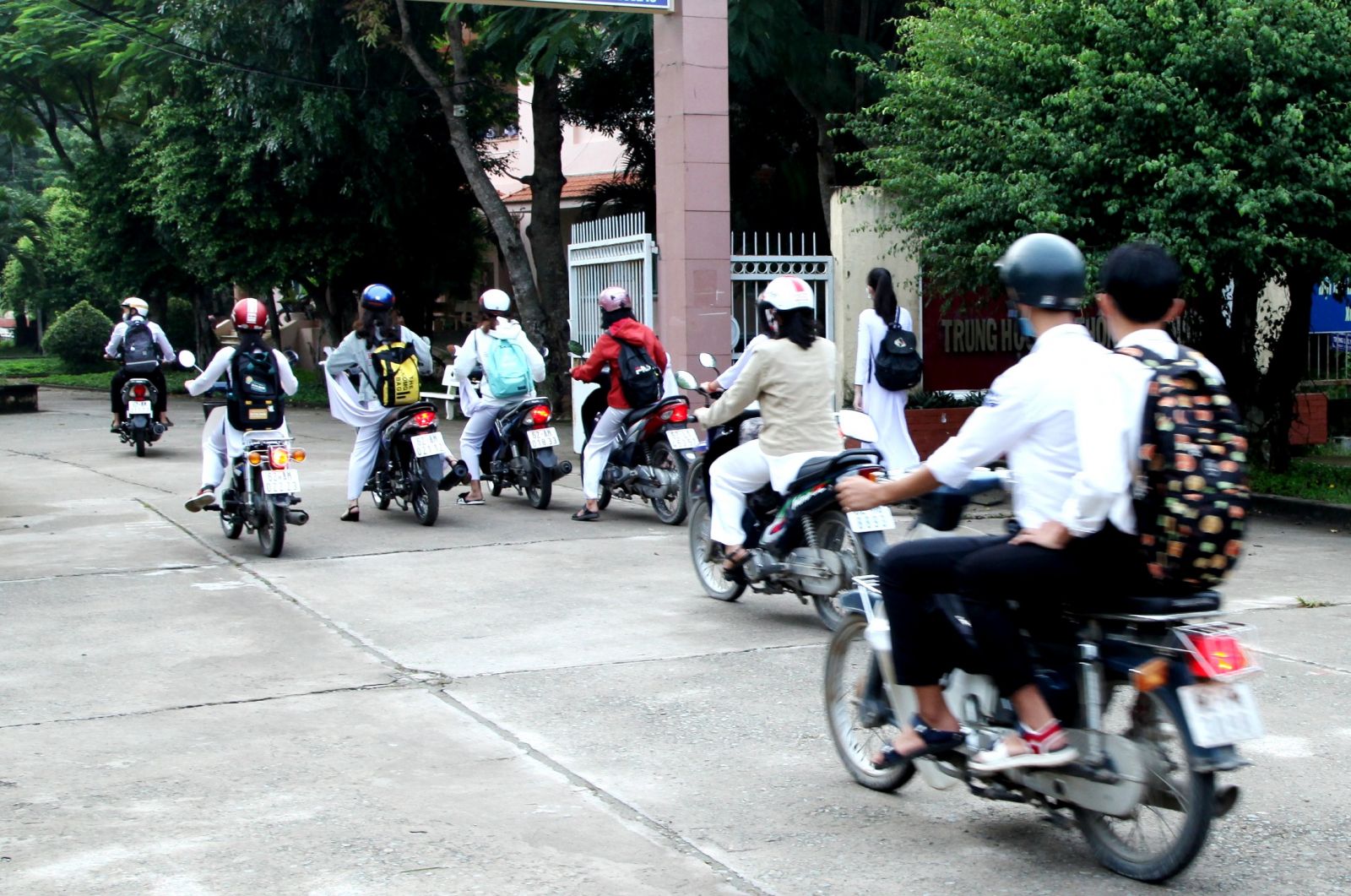 Việc vi phạm khi tham gia giao thông của học sinh trước hết do các em chưa có ý thức chấp hành Luật Giao thông, chưa nhận thức hết những nguy hiểm khi tham gia giao thông.