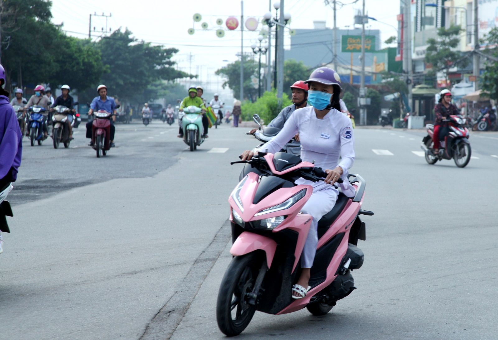 Học sinh đi xe phân khối lớn