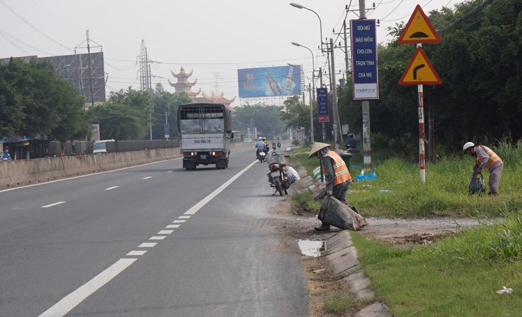 Một số người dân vứt rác bừa bãi, gây khó khăn cho công nhân vệ sinh
