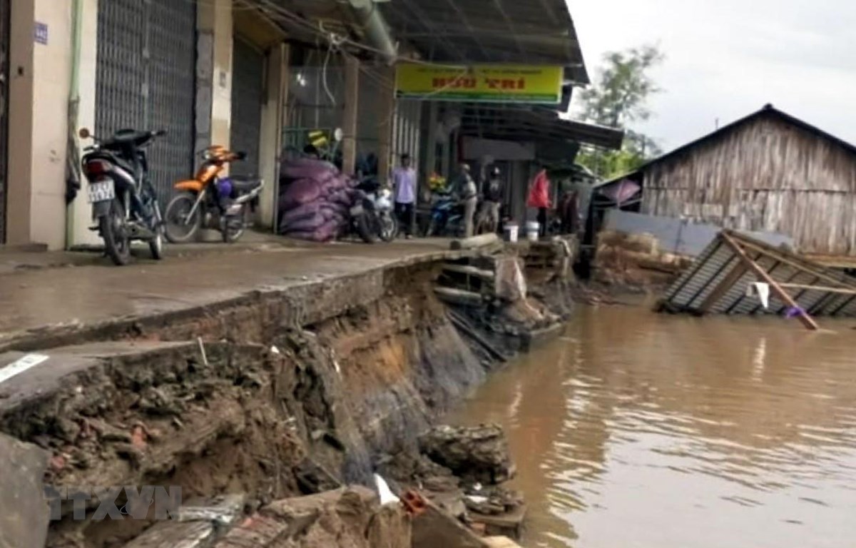 Địa phương và người dân đang khắc phục sau vụ sạt lở. (Ảnh: Trung Hiếu/TTXVN)