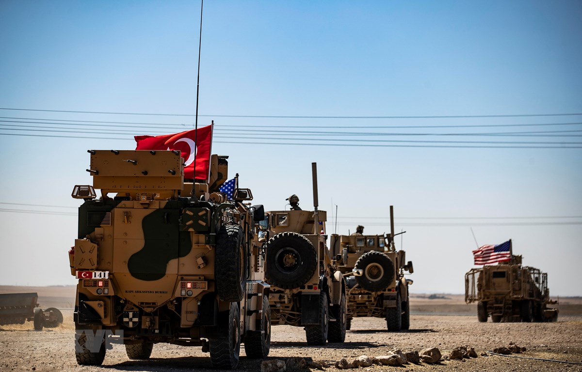 Xe quân sự của Mỹ và Thổ Nhĩ Kỳ tham gia cuộc tuần tra chung ở ngoại ô thị trấn Tal Abyad (Syria) giáp giới với Thổ Nhĩ Kỳ ngày 8/9/2019. (Ảnh: AFP/TTXVN)